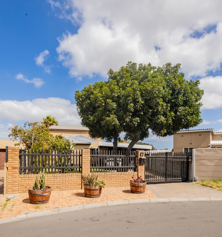 5 Bedroom Property for Sale in Ruyterwacht Western Cape